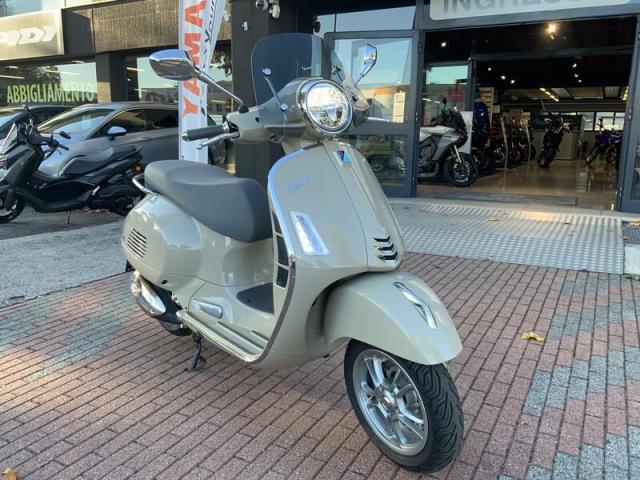 Piaggio Vespa 300 GTS