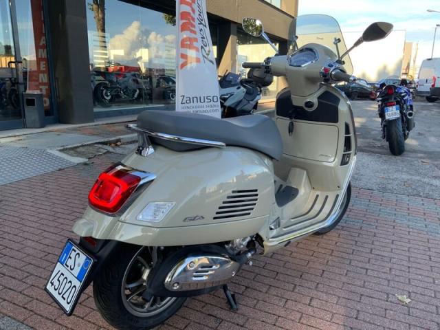 Piaggio Vespa 300 GTS