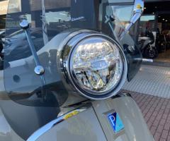 Piaggio Vespa 300 GTS - 11